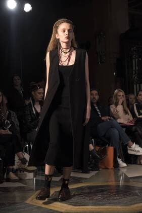 London Fashion Week - Theo Vii Modenschau London Fashion. Theo Vii s Fashion Show AW17 Theo Vii s fashion show at Fashion Scout AW17. Theo Vii is a brand co-founded by the designers Miao Ho and Yui Ding in 2015. Theo Vii works at breaking barriers between gender, creating a harmony between menswear and women s wear.  AlbertoxPezzali