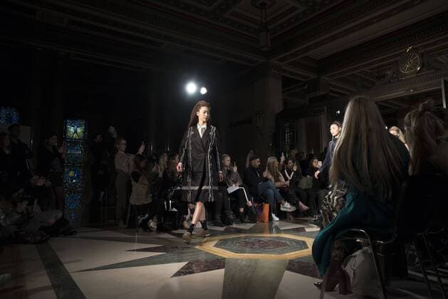 London Fashion Week - Theo Vii Modenschau London Fashion. Theo Vii s Fashion Show AW17 Theo Vii s fashion show at Fashion Scout AW17. Theo Vii is a brand co-founded by the designers Miao Ho and Yui Ding in 2015. Theo Vii works at breaking barriers between gender, creating a harmony between menswear and women s wear.  AlbertoxPezzali
