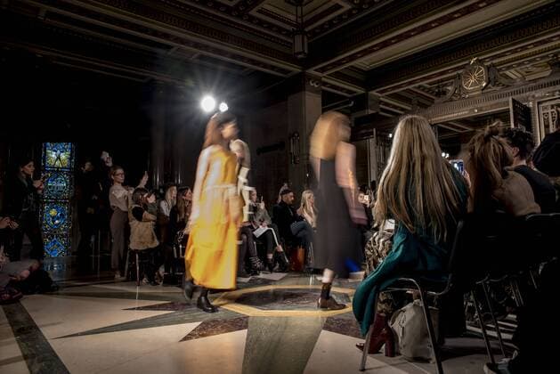 London Fashion Week - Theo Vii Modenschau London Fashion. Theo Vii s Fashion Show AW17 Theo Vii s fashion show at Fashion Scout AW17. Theo Vii is a brand co-founded by the designers Miao Ho and Yui Ding in 2015. Theo Vii works at breaking barriers between gender, creating a harmony between menswear and women s wear.  AlbertoxPezzali