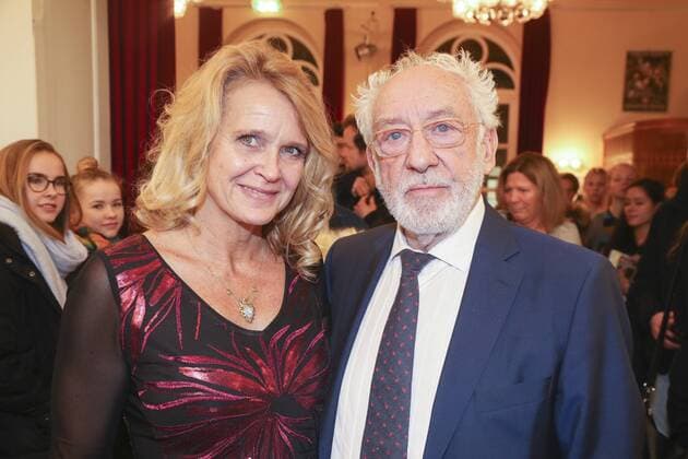 Dieter Hallervorden mit Freundin Christiane Zander bei der Premiere des Jungendtheater Am Bildschirm Licht , Produktion Junges Schlosspark Theater (YAS) am 19.02.17 in Berlin. Johannes Hallervorden feiert Premiere im Schlosspark Theater