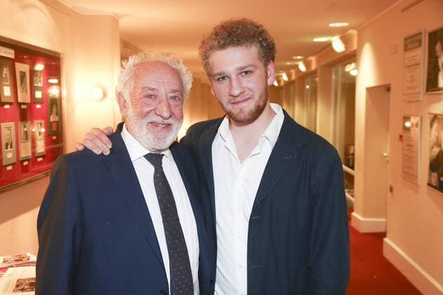 Dieter Hallervorden und Sohn Johannes Hallervorden bei der Premiere des Jungendtheater Am Bildschirm Licht , Produktion Junges Schlosspark Theater (YAS) am 19.02.17 in Berlin. Johannes Hallervorden feiert Premiere im Schlosspark Theater