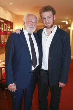 Dieter Hallervorden und Sohn Johannes Hallervorden bei der Premiere des Jungendtheater Am Bildschirm Licht , Produktion Junges Schlosspark Theater (YAS) am 19.02.17 in Berlin. Johannes Hallervorden feiert Premiere im Schlosspark Theater