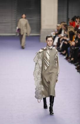 A model showcases a design at the Mulberry show during the London Fashion Week February 2017 collections in London, Britain, on Feb. 19, 2017. ) (sxk) BRITAIN-LONDON-LONDON FASHION WEEK-MULBERRY HanxYan 