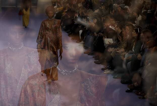 A model showcases a design at the Mulberry show during the London Fashion Week February 2017 collections in London, Britain, on Feb. 19, 2017. ) (sxk) BRITAIN-LONDON-LONDON FASHION WEEK-MULBERRY HanxYan 