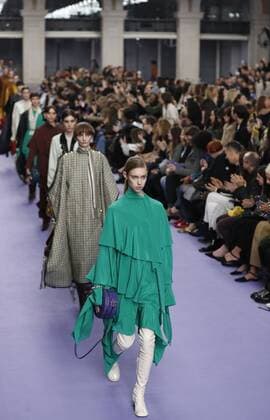 Models showcase designs at the Mulberry show during the London Fashion Week February 2017 collections in London, Britain, on Feb. 19, 2017. ) (sxk) BRITAIN-LONDON-LONDON FASHION WEEK-MULBERRY HanxYan 