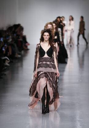 Models present creations by Antonio Berardi during the Autumn Winter 2017 London Fashion Week in London, Britain, on Feb. 20, 2017. ) (djj) BRITAIN-LONDON-LONDON FASHION WEEK-ANTONIO BERARDI HanxYan 
