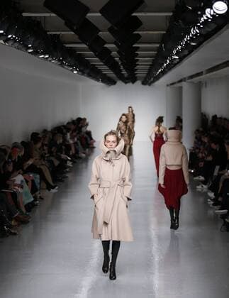 Models present creations by Antonio Berardi during the Autumn Winter 2017 London Fashion Week in London, Britain, on Feb. 20, 2017. ) (djj) BRITAIN-LONDON-LONDON FASHION WEEK-ANTONIO BERARDI HanxYan 