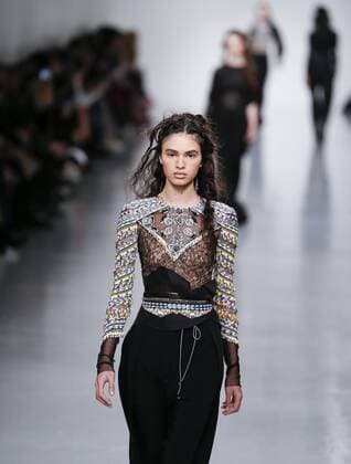 Models present creations by Antonio Berardi during the Autumn Winter 2017 London Fashion Week in London, Britain, on Feb. 20, 2017. ) (djj) BRITAIN-LONDON-LONDON FASHION WEEK-ANTONIO BERARDI HanxYan 
