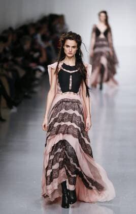 Models present creations by Antonio Berardi during the Autumn Winter 2017 London Fashion Week in London, Britain, on Feb. 20, 2017. ) (djj) BRITAIN-LONDON-LONDON FASHION WEEK-ANTONIO BERARDI HanxYan 