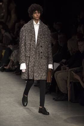London Fashion Week: Burberry Fashion Show AW17 Burberry s fashion show for London Fashion Week AW17. The shoe took place at Burberry Makers House as part of the project in collaboration with the Henry Moore foundation.  AlbertoxPezzali