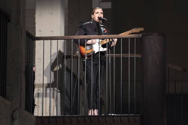 London Fashion Week: Burberry Fashion Show AW17 British singer Anna Calvi plays live at Burberry s fashion show for London Fashion Week AW17. The shoe took place at Burberry Makers House as part of the project in collaboration with the Henry Moore foundation.  AlbertoxPezzali