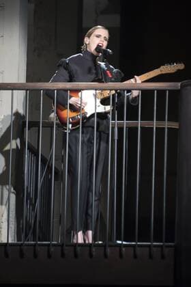 London Fashion Week: Burberry Fashion Show AW17 British singer Anna Calvi plays live at Burberry s fashion show for London Fashion Week AW17. The shoe took place at Burberry Makers House as part of the project in collaboration with the Henry Moore foundation.  AlbertoxPezzali