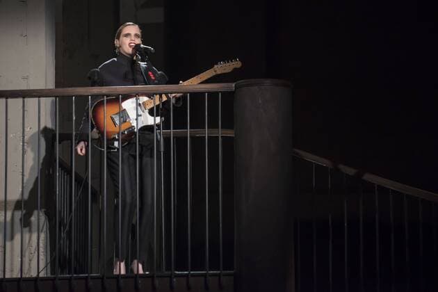 London Fashion Week: Burberry Fashion Show AW17 British singer Anna Calvi plays live at Burberry s fashion show for London Fashion Week AW17. The shoe took place at Burberry Makers House as part of the project in collaboration with the Henry Moore foundation.  AlbertoxPezzali