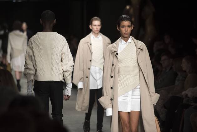 London Fashion Week: Burberry Fashion Show AW17 Burberry s fashion show for London Fashion Week AW17. The shoe took place at Burberry Makers House as part of the project in collaboration with the Henry Moore foundation.  AlbertoxPezzali