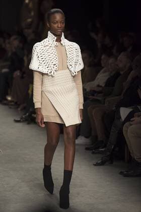 London Fashion Week: Burberry Fashion Show AW17 Burberry s fashion show for London Fashion Week AW17. The shoe took place at Burberry Makers House as part of the project in collaboration with the Henry Moore foundation.  AlbertoxPezzali