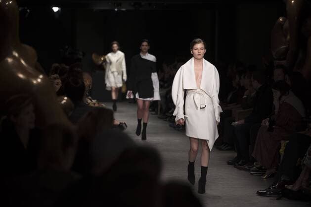 London Fashion Week: Burberry Fashion Show AW17 Burberry s fashion show for London Fashion Week AW17. The shoe took place at Burberry Makers House as part of the project in collaboration with the Henry Moore foundation.  AlbertoxPezzali