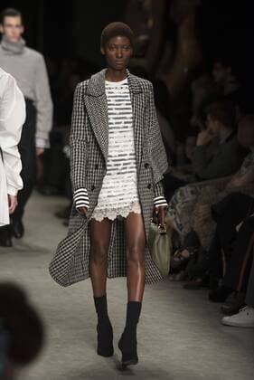 London Fashion Week: Burberry Fashion Show AW17 Burberry s fashion show for London Fashion Week AW17. The shoe took place at Burberry Makers House as part of the project in collaboration with the Henry Moore foundation.  AlbertoxPezzali