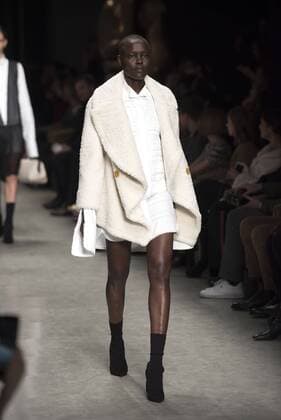 London Fashion Week: Burberry Fashion Show AW17 Burberry s fashion show for London Fashion Week AW17. The shoe took place at Burberry Makers House as part of the project in collaboration with the Henry Moore foundation.  AlbertoxPezzali