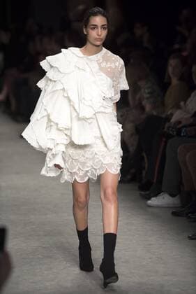 London Fashion Week: Burberry Fashion Show AW17 Burberry s fashion show for London Fashion Week AW17. The shoe took place at Burberry Makers House as part of the project in collaboration with the Henry Moore foundation.  AlbertoxPezzali