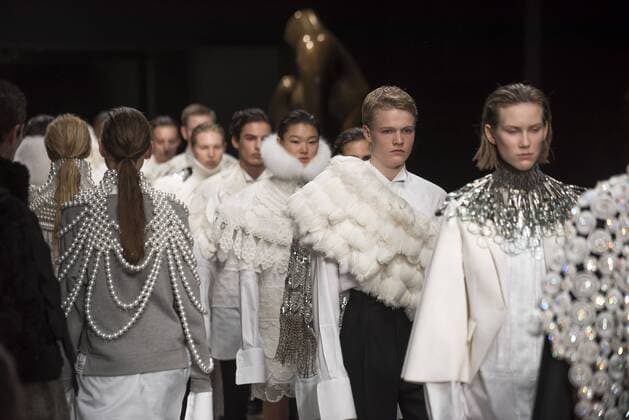 London Fashion Week: Burberry Fashion Show AW17 Burberry s fashion show for London Fashion Week AW17. The shoe took place at Burberry Makers House as part of the project in collaboration with the Henry Moore foundation.  AlbertoxPezzali