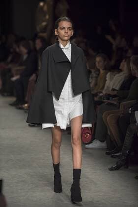 London Fashion Week: Burberry Fashion Show AW17 Burberry s fashion show for London Fashion Week AW17. The shoe took place at Burberry Makers House as part of the project in collaboration with the Henry Moore foundation.  AlbertoxPezzali