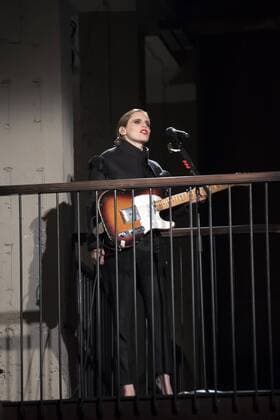 London Fashion Week: Burberry Fashion Show AW17 British singer Anna Calvi plays live at Burberry s fashion show for London Fashion Week AW17. The shoe took place at Burberry Makers House as part of the project in collaboration with the Henry Moore foundation.  AlbertoxPezzali