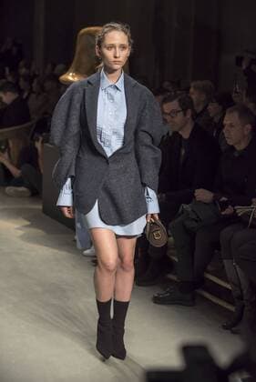 London Fashion Week: Burberry Fashion Show AW17 Burberry s fashion show for London Fashion Week AW17. The shoe took place at Burberry Makers House as part of the project in collaboration with the Henry Moore foundation.  AlbertoxPezzali