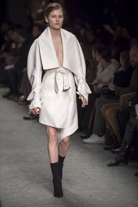 London Fashion Week: Burberry Fashion Show AW17 Burberry s fashion show for London Fashion Week AW17. The shoe took place at Burberry Makers House as part of the project in collaboration with the Henry Moore foundation.  AlbertoxPezzali