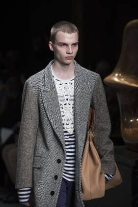 London Fashion Week: Burberry Fashion Show AW17 Burberry s fashion show for London Fashion Week AW17. The shoe took place at Burberry Makers House as part of the project in collaboration with the Henry Moore foundation.  AlbertoxPezzali