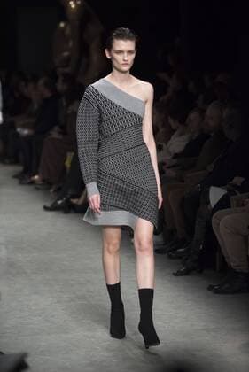 London Fashion Week: Burberry Fashion Show AW17 Burberry s fashion show for London Fashion Week AW17. The shoe took place at Burberry Makers House as part of the project in collaboration with the Henry Moore foundation.  AlbertoxPezzali