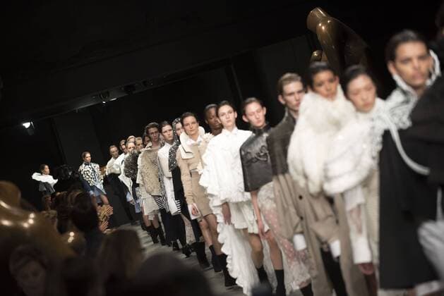 London Fashion Week: Burberry Fashion Show AW17 Burberry s fashion show for London Fashion Week AW17. The shoe took place at Burberry Makers House as part of the project in collaboration with the Henry Moore foundation.  AlbertoxPezzali