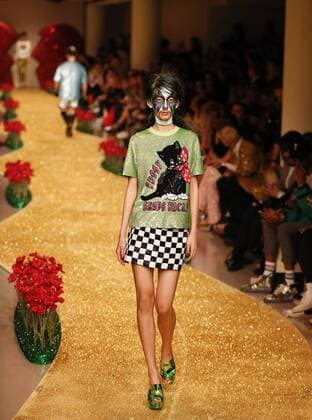 (170221) -- LONDON, Feb. 20, 2017 -- Models walk the runway at the ASHISH show during the London Fashion Week in London, Britain on Feb. 20, 2017. ) (zxj) BRITAIN-LONDON-LONDON FASHION WEEK-ASHISH HanxYan 