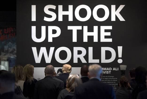 Bilder des Tages President Donald Trump (C) walks under a quote by Muhammad Alias he tours the Smithsonian National Museum of African American History & Culture in Washington, D.C. on February 21, 2017.  WAP20170221310 KEVINxDIETSCH
