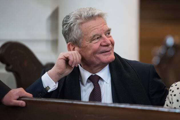 Bundespräsident Joachim Gauck zu Gast in Weimar Zu einem seiner letzten Besuche als amtierender Bundespräsident kam Joachim Gauck am Mittwoch, 22. Februar 2017, nach Weimar. Vor der Herzogin-Anna-Amalia-Bibliothek wurden der Bundespräsident Joachim Gauck und seine Lebensgefährtin Daniela Schadt durch Oberbürgermeister Stefan Wolf, Ministerpräsident Bodo Ramelow, Hellmut Seemann, Präsident der Klassik Stiftung, und Dr. Reinhard Laube, Direktor der Herzogin-Anna-Amalia-Bibliothek, herzlich begrüßt. Nach der Besichtigung der Bibliothek und dem Rokokosaal ging es zu Fuß über den Theaterplatz. Anschließend besichtigten Joachim Gauck und Daniela Schadt sowie der Oberbürgermeister Stefan Wolf und Ministerpräsident Bodo Ramelow die Stadtkirche St. Peter und Paul (Herderkirche). Hier empfingen Landesbischöfin Ilse Junkermann und Superintendent Henrich Herbst die Gäste am Herder-Denkmal. Bundes