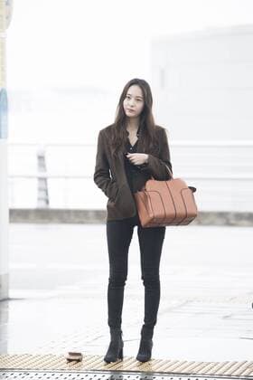 Krystal flies to Milan for 2017FW fashion week in Seoul, Korea on 22th February, 2017.(China and Korea Rights Out)  201702230502