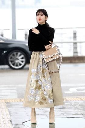SEOUL, SOUTH KOREA - FEBRUARY 22: South Korean singer and actress Suzy Bae arrives at Incheon International Airport and sets out for Milan Fashion Week Fall Winter 2017 18 on February 22, 2017 in Seoul, South Korea.  Copyright: xVCGx CFP500441822