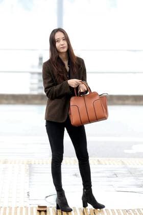 SEOUL, SOUTH KOREA - FEBRUARY 22: South Korean singer and actress Krystal Jung arrives at Incheon International Airport and sets out for Milan Fashion Week Fall Winter 2017 18 on February 22, 2017 in Seoul, South Korea.  Copyright: xVCGx CFP500441931