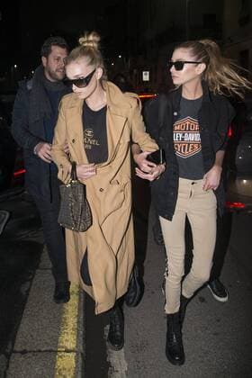 Milan, Elsa Hosk and Gigi Hadid output Moschino fashion show in the picture: Elsa Hosk, Gigi Hadid  Copyright: xAlbertoxScarpinatox xIPAx xAlbertoxScarpinatox