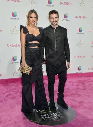 Colombian singer Juanes and his wife pose as they arrive at Lo Nuestro Latin Music Awards at the American Airlines Arena in Miami, Florida, Unied States, 23 February 2017. LO NUESTRO LATIN MUSIC AWARDS !ACHTUNG: NUR REDAKTIONELLE NUTZUNG!  Copyright: xGIORGIOxVIERAx MIA001 20170224-636235074042828885