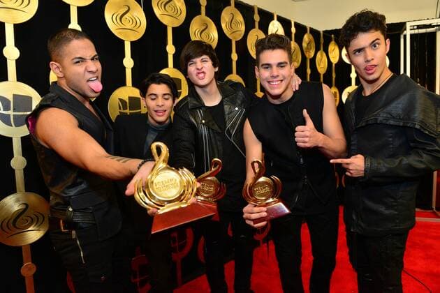 Members of the Banda CNCO pose with their trophies at Lo Nuestro Latin Music Awards at the American Airlines Arena in Miami, Florida, Unied States, 23 February 2017. LO NUESTRO LATIN MUSIC AWARDS !ACHTUNG: NUR REDAKTIONELLE NUTZUNG!  Copyright: xGIORGIOxVIERAx MIA001 20170224-636235089736855462