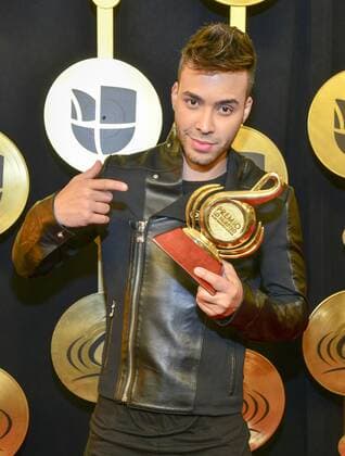 Prince Roy poses with his trophy at Lo Nuestro Latin Music Awards at the American Airlines Arena in Miami, Florida, Unied States, 23 February 2017. LO NUESTRO LATIN MUSIC AWARDS !ACHTUNG: NUR REDAKTIONELLE NUTZUNG!  Copyright: xGIORGIOxVIERAx MIA001 20170224-636235097942818256