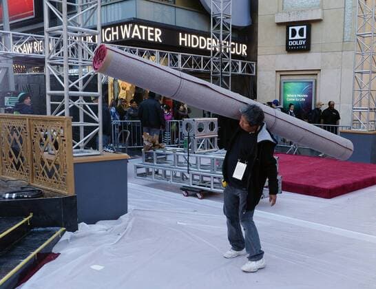Oscars 2017: Vorbereitungen in Los Angeles Local 33 stagehands work under deadline as preparations are underway for the 89th annual Academy Awards in the Hollywood section of Los Angeles on February 23, 2017. Oscar winners will be announced during an ABC telecast on Sunday, February 26th.  LAP2017022319 JIMxRUYMEN