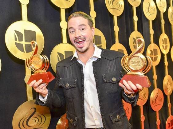 Colombian singer J Balvin poses with his trophies at Lo Nuestro Latin Music Awards at the American Airlines Arena in Miami, Florida, Unied States, 23 February 2017. LO NUESTRO LATIN MUSIC AWARDS !ACHTUNG: NUR REDAKTIONELLE NUTZUNG!  Copyright: xGIORGIOxVIERAx MIA001 20170224-636235126330199548