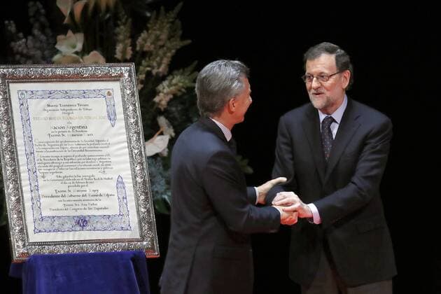Argentine President, Mauricio Macri (L), receives the Nueva Economia Forum Award from Spanish Prime Minister, Mariano Rajoy (R), during the Nueva Economia Forum held at the Royal Theatre in Madrid, Spain, on 24 February 2017. Macri and his wife are on a four-day State visit to Spain in order to strengthen bilateral ties. Argentine President visits !ACHTUNG: NUR REDAKTIONELLE NUTZUNG!  Copyright: xJUANxCARLOSxHIDALGOx 20170224-636235442428385103