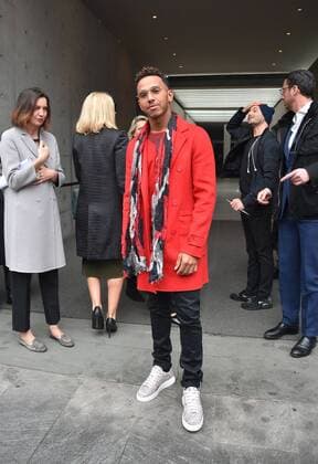 Bilder des Tages Mailand Fashion Week - Lewis Hamilton Milano 24 02 2017 Fashion Week, Lewis Hamilton besucht Armani MOdenschau moda  0