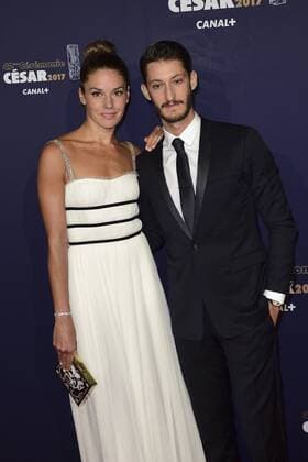 Pierre Niney mit Freundin Natasha Andrews - 42. Preisverleihung Cesar 2017 in Paris, Frankreich - 24 02 2017 JBAutissier Panoramic 