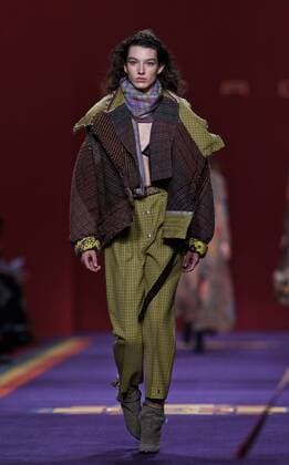(170225) -- MILAN, Feb. 25, 2017 -- A model presents a creation for fashion house Etro during Milan Fashion Week Fall Winter 2017 2018 on Feb. 24, 2017, in Milan, Italy. ) ITALY-MILAN-FASHION WEEK-ETRO JinxYu 