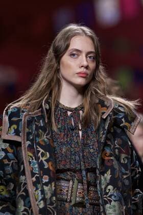 (170225) -- MILAN, Feb. 25, 2017 -- A model presents a creation for fashion house Etro during Milan Fashion Week Fall Winter 2017 2018 on Feb. 24, 2017, in Milan, Italy. ) ITALY-MILAN-FASHION WEEK-ETRO JinxYu 