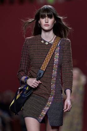 (170225) -- MILAN, Feb. 25, 2017 -- A model presents a creation for fashion house Etro during Milan Fashion Week Fall Winter 2017 2018 on Feb. 24, 2017, in Milan, Italy. ) (yk) ITALY-MILAN-FASHION WEEK-ETRO JinxYu 