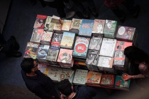 Visitors observe the literary novelties at the 38th International Book Fair at the Mining Palace in Mexico City, Mexico, 25 February 2017. 38TH INTERNATIONAL BOOK FAIR 2017 IN MEXICO !ACHTUNG: NUR REDAKTIONELLE NUTZUNG!  Copyright: xSáshenkaxGutiérrezx MEX001 20170226-636236689941378709